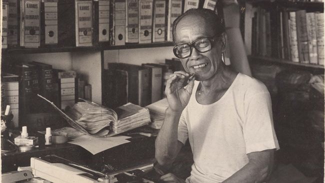 Pramoedya Ananta Toer adalah sastrawan yang melahirkan tetralogi Pulau Buru, dengan Bumi Manusia sebagai buku pembuka. (Dok. Pribadi Pramoedya Ananta Toer)